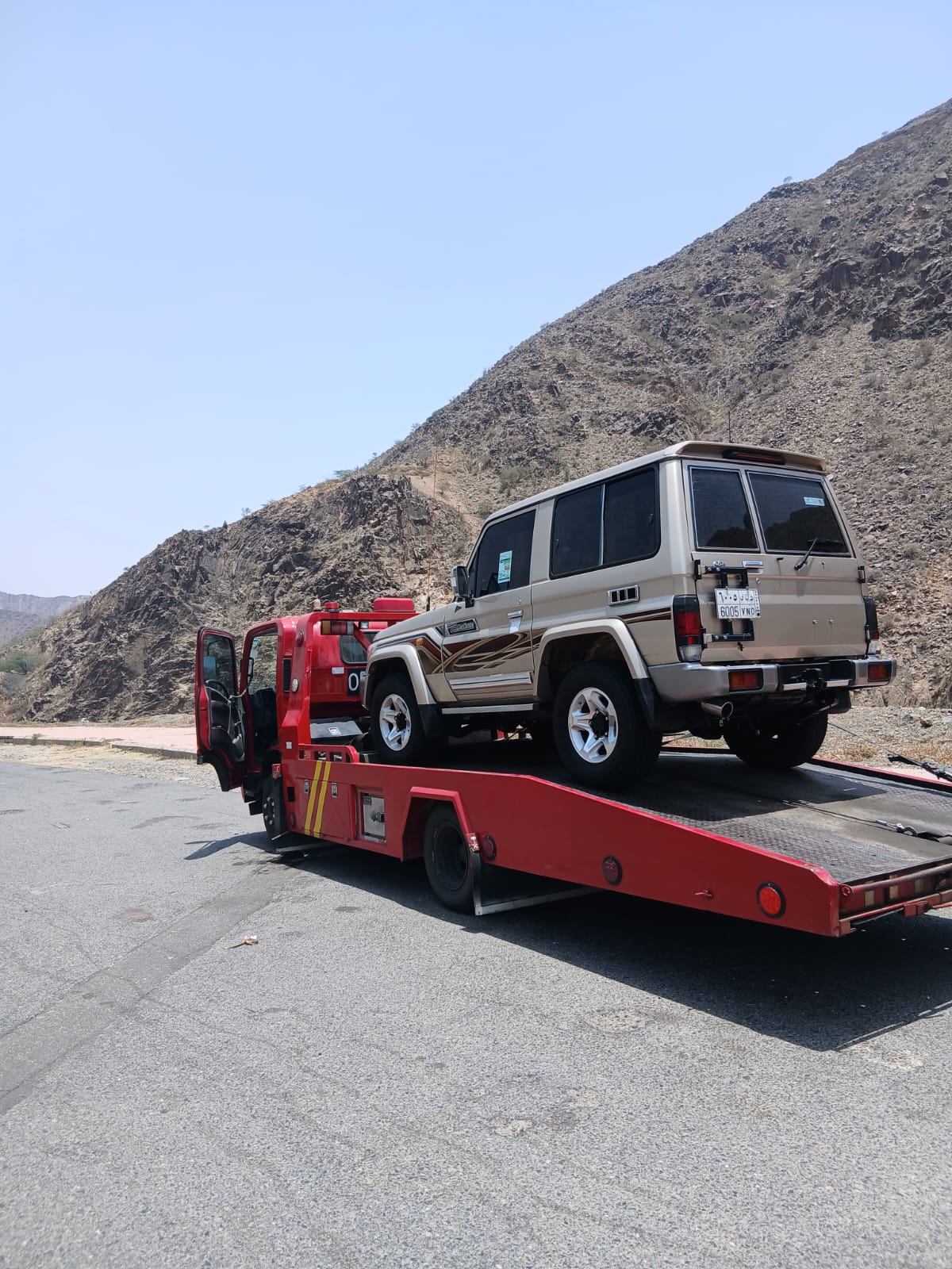 سطحة سوبر جامبو تنقل سيارة